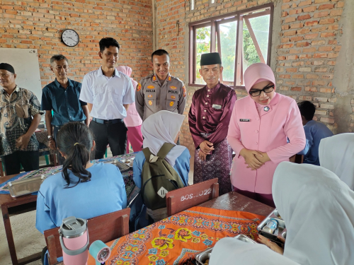Bhayangkari Kampar Kunjungi Sekolah, Siswa Curhat Minta Tambahan Porsi Makanan Bergizi