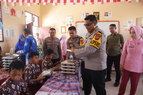 Penanaman Bibit dan Bantuan Fasilitas, Aksi Kapolres Kampar di SD Kualu