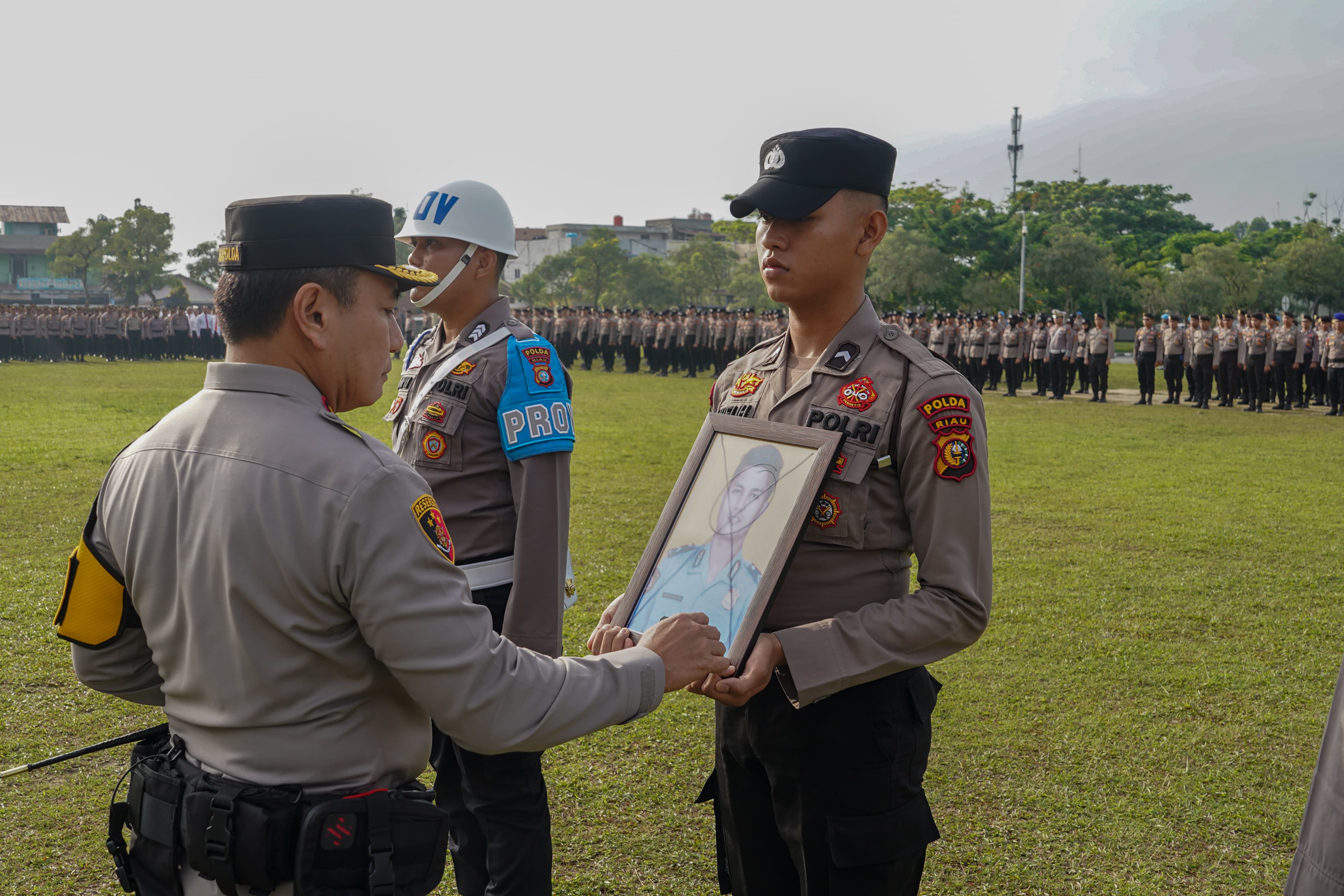 Polda Riau Pecat Anggota Terlibat Narkoba, 3 Personel Berprestasi Dapat Penghargaan