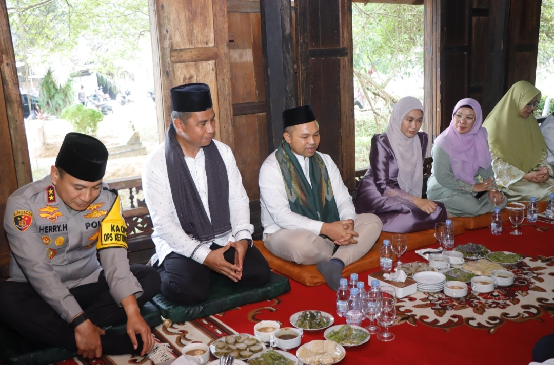 Gubernur Riau Ikuti Kemeriahan 'Rayo Onam' di Kampar, Ziarah hingga Makan Bajambau