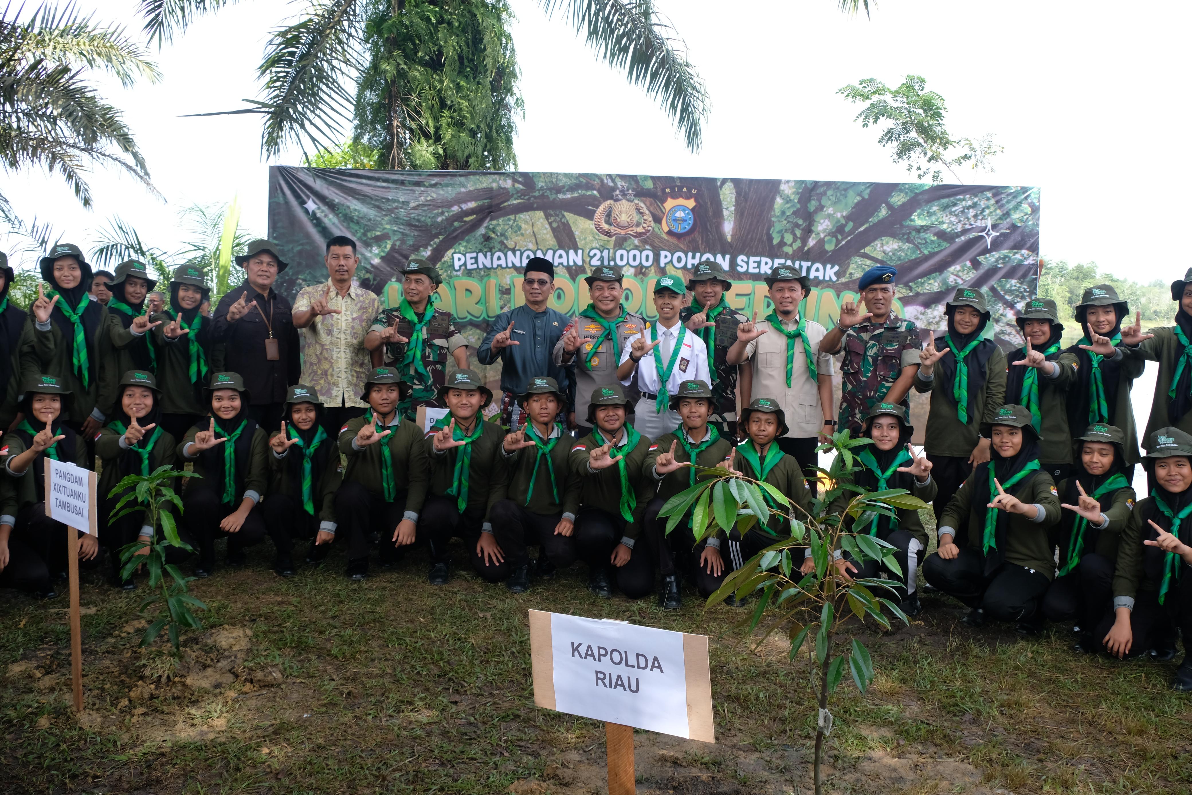 Momen Hari Pohon 2025, Kapolda Riau Tanam 21.000 Pohon dan Ajak Generasi Muda Peduli Alam