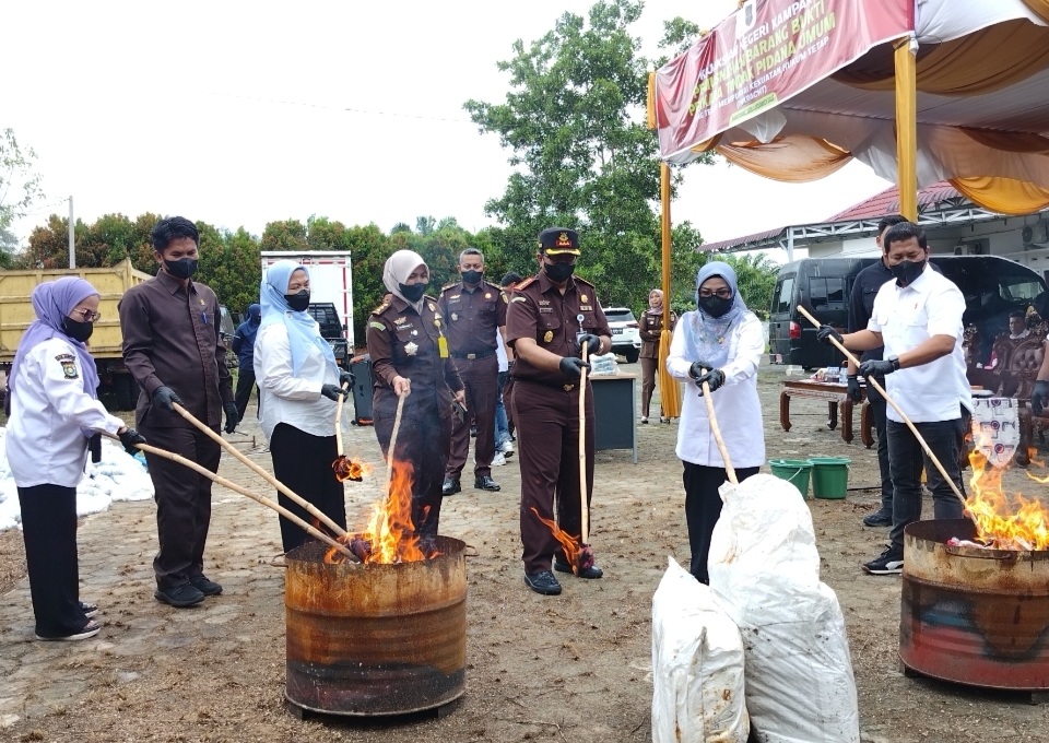 Kejari Kampar Musnahkan Barang Bukti 90 Perkara, Narkotika Jadi Kasus Terbanyak